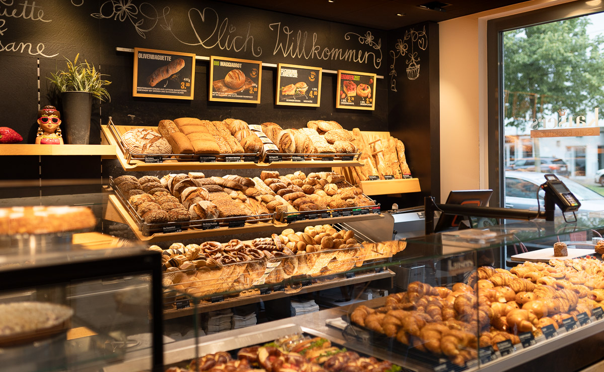 Brot- und Backwarenauslage in der Kaisers Gute Backstube Filiale Freiburg Rieselfeld